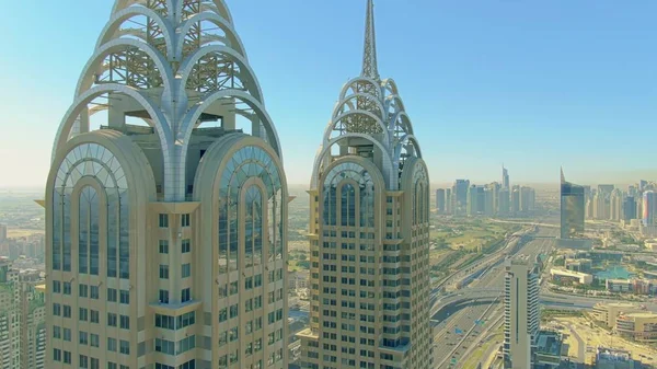 DUBAI, EMIRATI ARABI UNITI - 26 DICEMBRE 2019. Veduta aerea delle Business Central Towers all'interno del paesaggio urbano di Dubai — Foto Stock