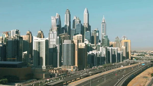 DUBAI, EMIRADOS ARAB UNIDOS - 26 DE DEZEMBRO DE 2019. Fotografia aérea de arranha-céus da Marina do Dubai e Sheikh Zayed Road, uma das principais ruas da cidade — Fotografia de Stock