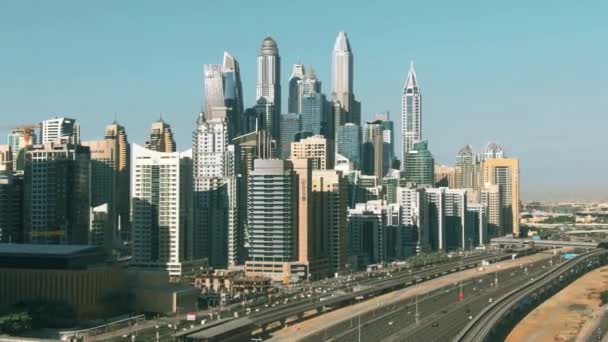 DUBAI, UNITED ARAB EMIRATES - 26 ДЕКАБРЯ 2019 года. Аэросъемка небоскребов Dubai Marina и дороги Шейха Зайеда, главной улицы города — стоковое видео