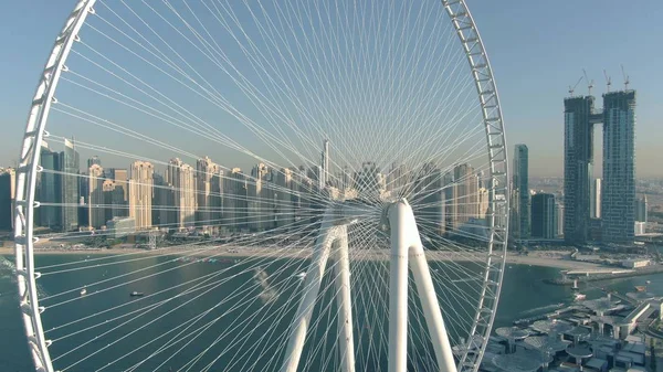 Dubai, Förenade Arabemiraten - 26 december 2019. Flygfoto av stadsbilden bakom Ain Dubai, världens högsta pariserhjul — Stockfoto