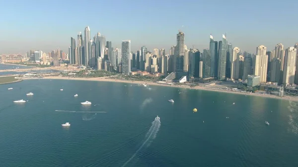 Dubai Marina tengerparti felhőkarcolók és a tengerparton, légi felvétel — Stock Fotó