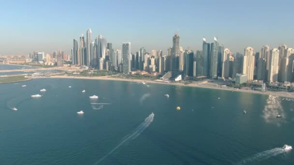 Dubai Marina gratte-ciel en bord de mer et en bord de mer, prise de vue aérienne — Video