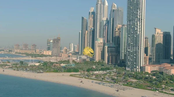 Ντουμπάι, Ηνωμένα Αραβικά Εμιράτα - 26 Δεκεμβρίου 2019. Αεροφωτογραφία της Seawake με αλεξίπτωτο στους ουρανοξύστες και στην παραλία — Φωτογραφία Αρχείου