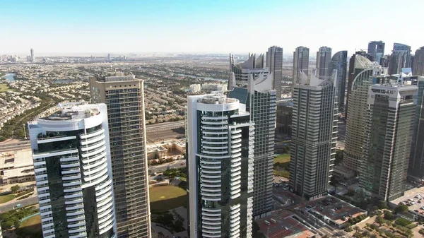 DUBAI, EMIRADOS ARAB UNIDOS - 26 DE DEZEMBRO DE 2019. Vista aérea de moradias de luxo por trás de arranha-céus modernos, área da Marina do Dubai — Fotografia de Stock