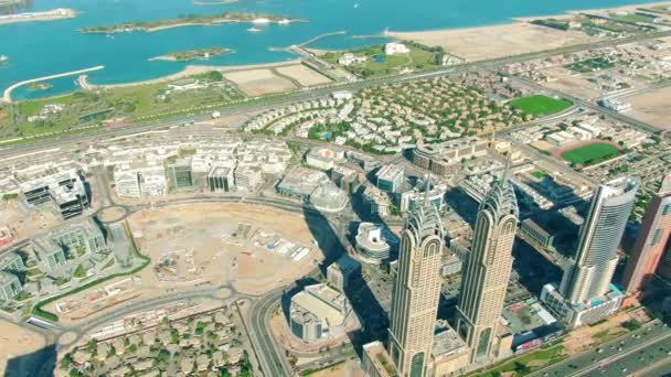 Dubai, Verenigde Arabische Emiraten - 26 december 2019. Luchtfoto van Business Central Towers — Stockvideo