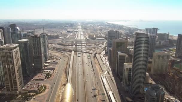 DUBAI, EMIRATS ARABES UNIS - 26 DÉCEMBRE 2019. Vue aérienne de la centrale électrique et du complexe de dessalement de DEWA Jebel Ali derrière les gratte-ciel modernes — Video