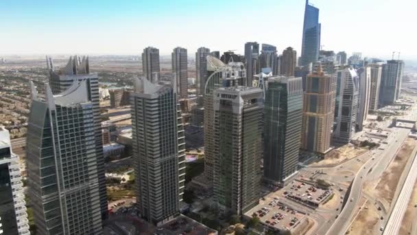 DUBAI, UNITED ARAB EMIRATES - DECEMBER 26, 2019. Aerial view of luxury villas behind modern skyscrapers, Dubai Marina area — 비디오