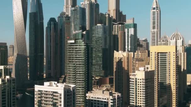 DUBAI, EMIRATS ARABES UNIS - 26 DÉCEMBRE 2019. Vue aérienne ascendante des gratte-ciel de Dubai Marina — Video