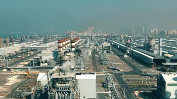 Foto aérea de una planta de energía moderna e instalaciones industriales importantes contra el horizonte distante de la ciudad — Vídeos de Stock