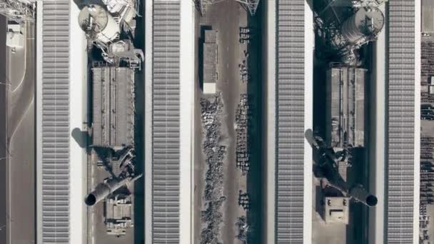 Vista aérea de arriba abajo de una moderna planta de producción de aluminio — Vídeos de Stock