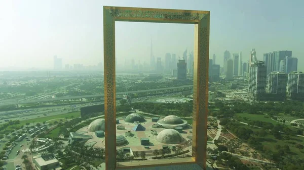 DUBAI, EMIRATOS ÁRABES UNIDOS - 26 DE DICIEMBRE DE 2019. Foto aérea del Dubai Frame, un hito arquitectónico en Zabeel Park, y el horizonte — Foto de Stock