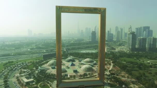 DUBAI, EMIRATOS ÁRABES UNIDOS - 26 DE DICIEMBRE DE 2019. Foto aérea del Dubai Frame, un hito arquitectónico en Zabeel Park, y el horizonte — Vídeo de stock