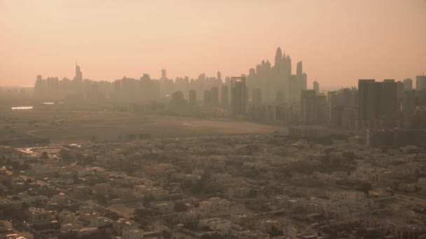 Vista aérea del horizonte de Dubai por la noche, Emiratos Árabes Unidos — Vídeos de Stock