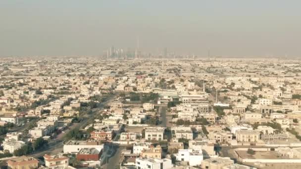 Zoom aereo out shot del paesaggio urbano di Dubai, Emirati Arabi Uniti — Video Stock