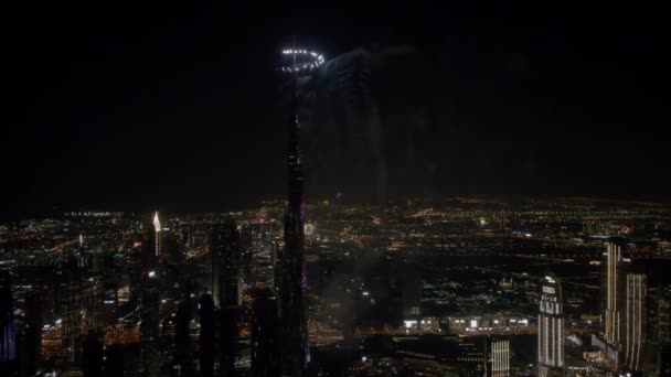 DUBAI, EMIRADOS ARAB UNIDOS - 31 DE DEZEMBRO DE 2019. Fotografia aérea dos fogos de artifício da véspera de Ano Novo no arranha-céu Burj Khalifa — Vídeo de Stock