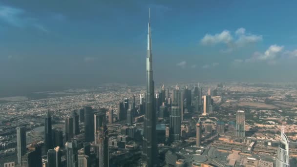 Dubai, Vereinigte Arabische Emirate - 30. Dezember 2019. Luftaufnahme des berühmten Wolkenkratzers Burj Khalifa, dem höchsten Gebäude der Welt — Stockvideo