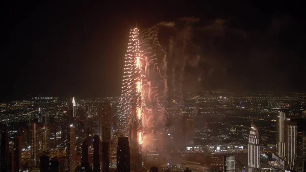 DUBAI, EMIRATOS ÁRABES UNIDOS - 31 DE DICIEMBRE DE 2019. Vista aérea de los fuegos artificiales de celebración de Año Nuevo en el centro de la ciudad —  Fotos de Stock