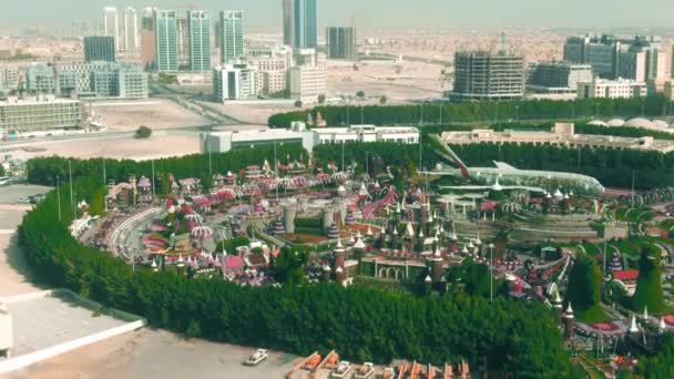 Dubai, vereinigte arabische Emirate - 31. Dezember 2019. luftbild des dubai miracle garden mit airbus a380 airliner flower structure — Stockvideo