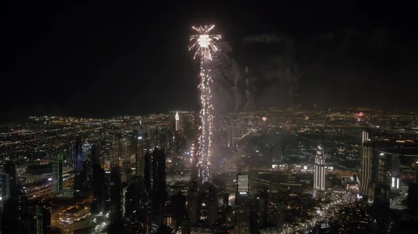 DUBAI, EMIRATOS ÁRABES UNIDOS - 31 DE DICIEMBRE DE 2019. Lanzamiento aéreo de los fuegos artificiales de Año Nuevo en el centro de la ciudad —  Fotos de Stock