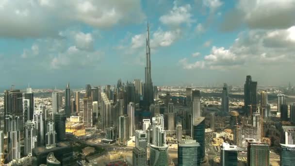 DUBAI, EMIRATI ARABI UNITI - 30 DICEMBRE 2019. Timelapse aereo del famoso grattacielo Burj Khalifa e il paesaggio urbano — Video Stock