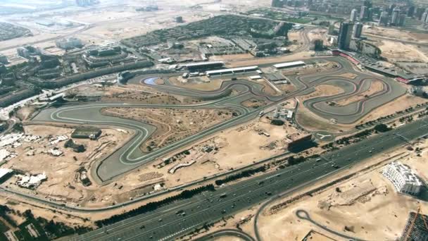 DUBAI, EMIRADOS ARAB UNIDOS - 31 DE DEZEMBRO DE 2019. Vista aérea do circuito de desportos motorizados do Autódromo de Dubai em Dubvania — Vídeo de Stock