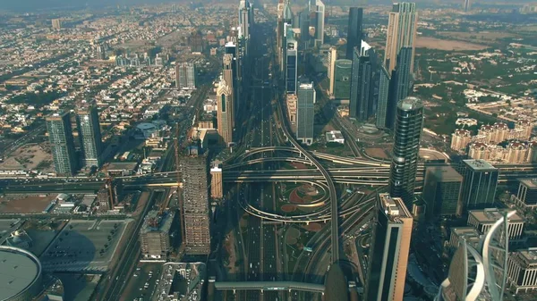 Tiro aéreo de uma grande estrada da cidade, trânsito de intercâmbio. Dubai, EAU — Fotografia de Stock