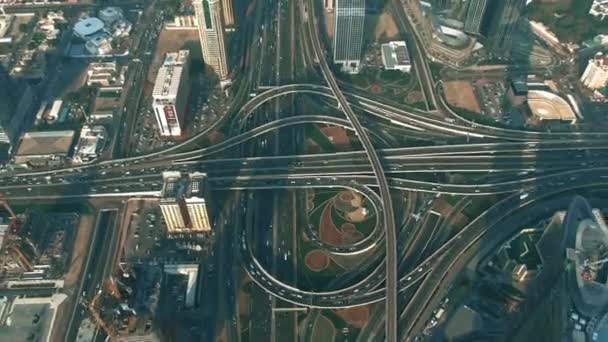 Hiperlapso aéreo de un tráfico importante de intercambio de carreteras de la ciudad. Dubai, Emiratos Árabes Unidos — Vídeo de stock