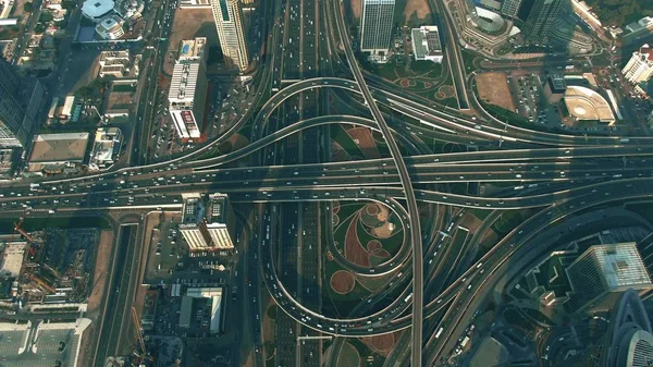 Vista aérea hacia abajo de un importante intercambio de carreteras de la ciudad. Dubai, Emiratos Árabes Unidos — Foto de Stock