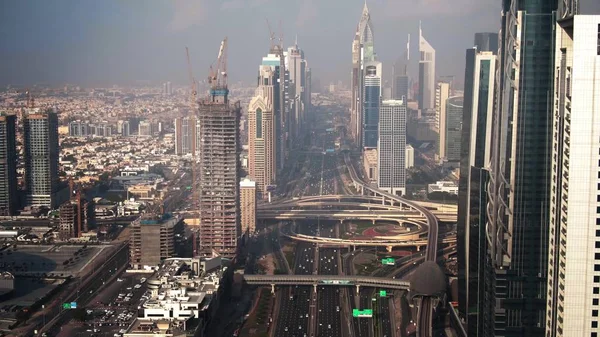 Letecký snímek hlavní městské ulice v Dubaji, Uae — Stock fotografie