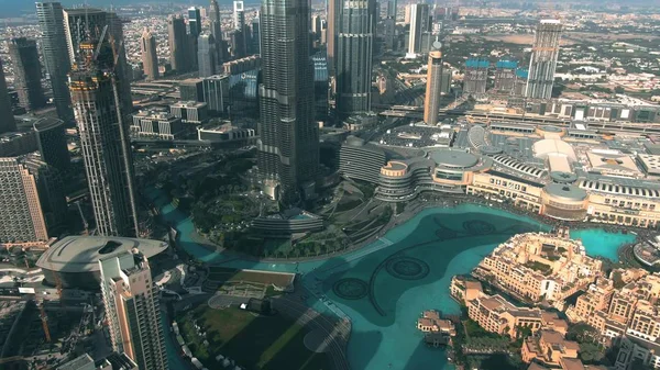 Dubai, vereinigte arabische emirate - 30. dezember 2019. luftaufnahme des burj khalifa hochhauses fundament der dubai-brunnen im stadtbild — Stockfoto