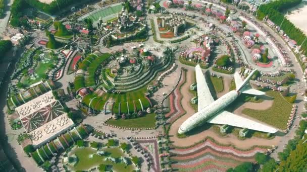 Dubai, Verenigde Arabische Emiraten - 31 december 2019. Luchtfoto van de Dubai Miracle Garden met Airbus A380-bloemstructuur — Stockvideo