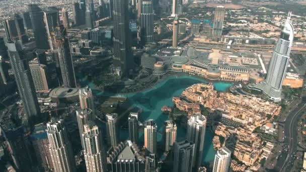 ドバイ、アラブ首長国連邦- 2019年12月30日。有名なドバイモールを含むドバイのダウンタウンの空中ビュー — ストック動画