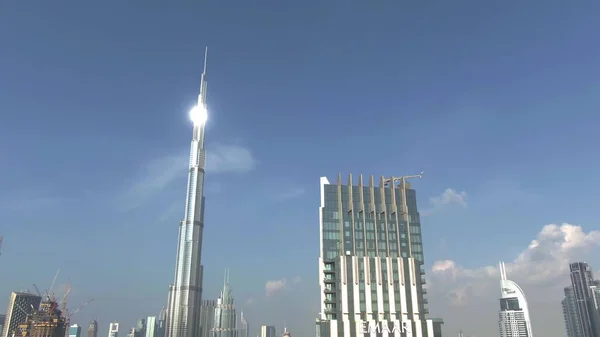 DUBAI, EMIRADOS ARAB UNIDOS - 30 DE DEZEMBRO DE 2019. Vista aérea da torre do arranha-céu Burj Khalifa brilhante, o edifício mais alto do mundo — Fotografia de Stock