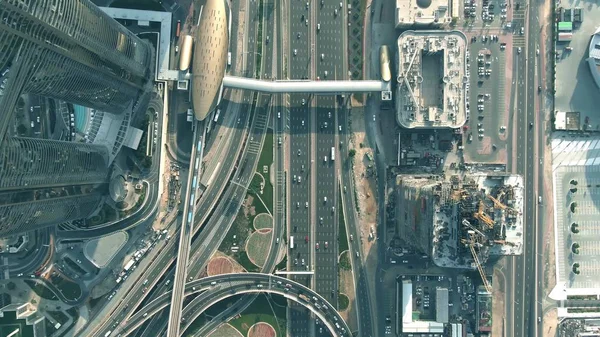 Vista aerea dall'alto verso il basso dell'area della stazione della metropolitana Burj Khalifa a Dubai, Emirati Arabi Uniti — Foto Stock