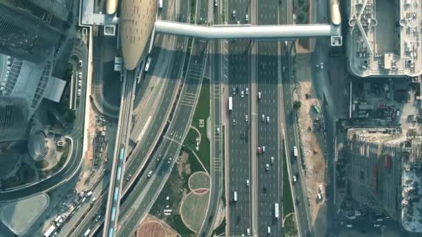 Vista aérea de arriba hacia abajo del área de la estación de metro Burj Khalifa en Dubai, Emiratos Árabes Unidos — Vídeo de stock