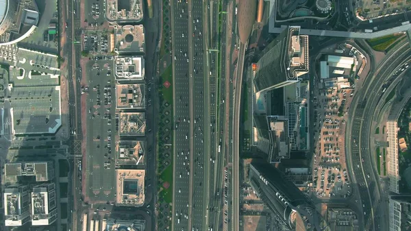 Fotografia aérea de cima para baixo da Sheikh Zayed Road no Dubai Downtown, Emirados Árabes Unidos — Fotografia de Stock