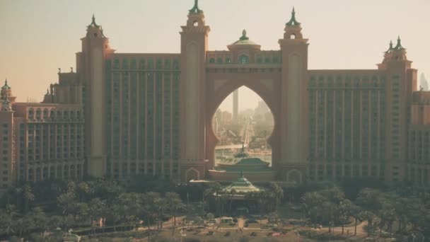 Dubaj, Spojené arabské emiráty - 28. prosince2019. Letecký pohled na Atlantis Palm luxusní hotel — Stock video