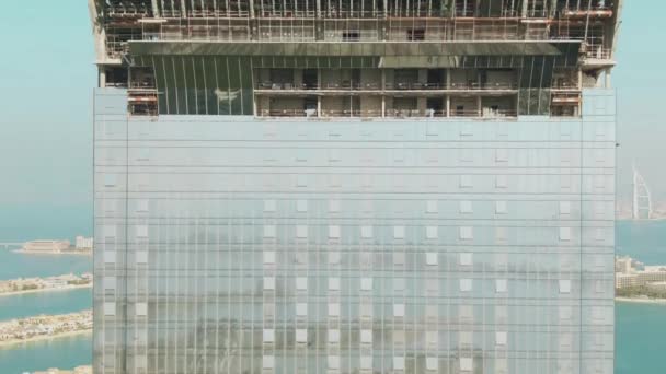 Vista aérea de janelas de arranha-céus refletindo paisagem urbana. Palm Jumeirah ilha em Dubai, Emirados Árabes Unidos — Vídeo de Stock