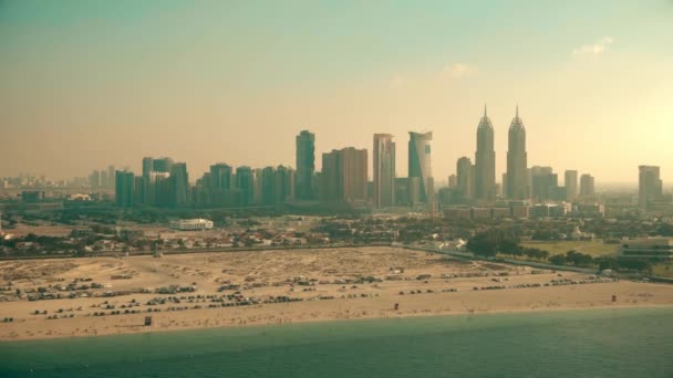 Вид с воздуха на пляж Суфух и парковку кемперванов в Дубае, ОАЭ — стоковое видео