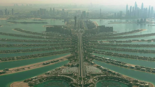 Vista aérea da ilha de Palm Jumeirah para a cidade de Dubai, Emirados Árabes Unidos — Fotografia de Stock