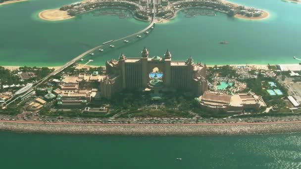 Vista aérea da ilha de Palm Jumeirah para a cidade de Dubai, Emirados Árabes Unidos — Vídeo de Stock