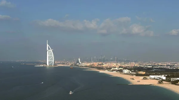Zdjęcia z lotu ptaka nad Dubaj i z odległej panoramy, Zjednoczone Emiraty Arabskie — Zdjęcie stockowe