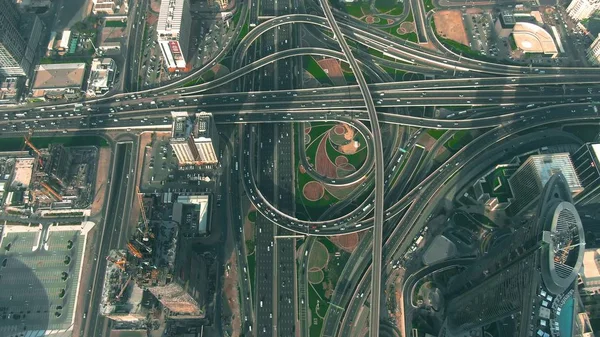 Flygfoto över ett trafikerat motorvägsutbyte i Dubai Downtown, Uae — Stockfoto