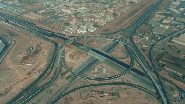 Vista aérea de una gran construcción de intercambio de carreteras en Dubai, Emiratos Árabes Unidos — Vídeos de Stock