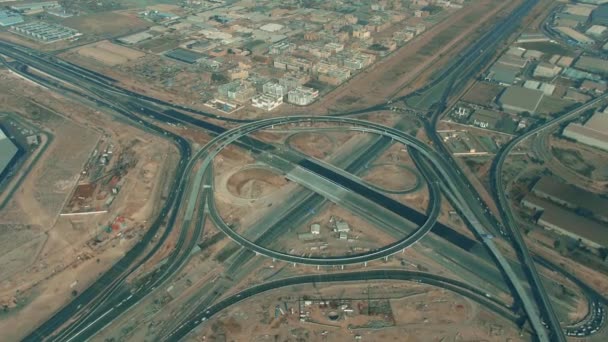 Widok z lotu ptaka na budowę dużej autostrady w Dubaju, Uae — Wideo stockowe