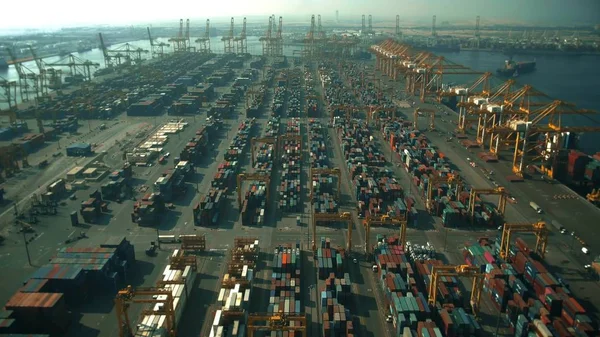 Luftaufnahme eines großen Frachthafens in Dubai, Vereinigte Arabische Emirate — Stockfoto