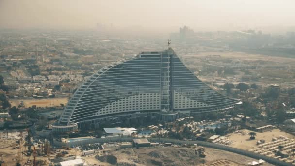 Dubaj, Zjednoczone Emiraty Arabskie - 2 stycznia 2020 r. Widok z lotu ptaka na Jumeirah Beach Hotel — Wideo stockowe