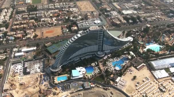 DUBAI, EMIRADOS ARAB UNIDOS - JANEIRO 2, 2020. Tiro aéreo de luxo Jumeirah Beach Hotel — Vídeo de Stock