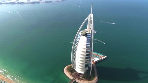 DUBAI, EMIRATOS ÁRABES UNIDOS - ENERO 2, 2020. Foto aérea del hotel Burj Al Arab — Vídeo de stock
