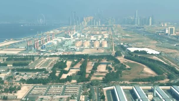 Вид с воздуха на современную электростанцию и комплекс опреснения воды в Дубае, ОАЭ — стоковое видео